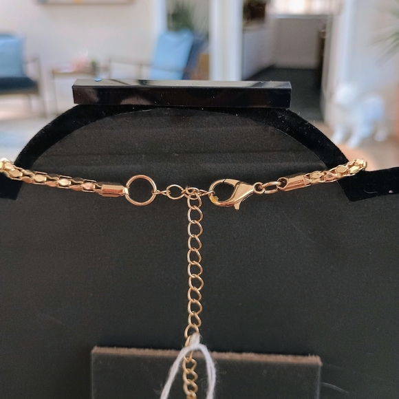 Elegant Gold Necklace and Earring Set - Picture 7 of 7